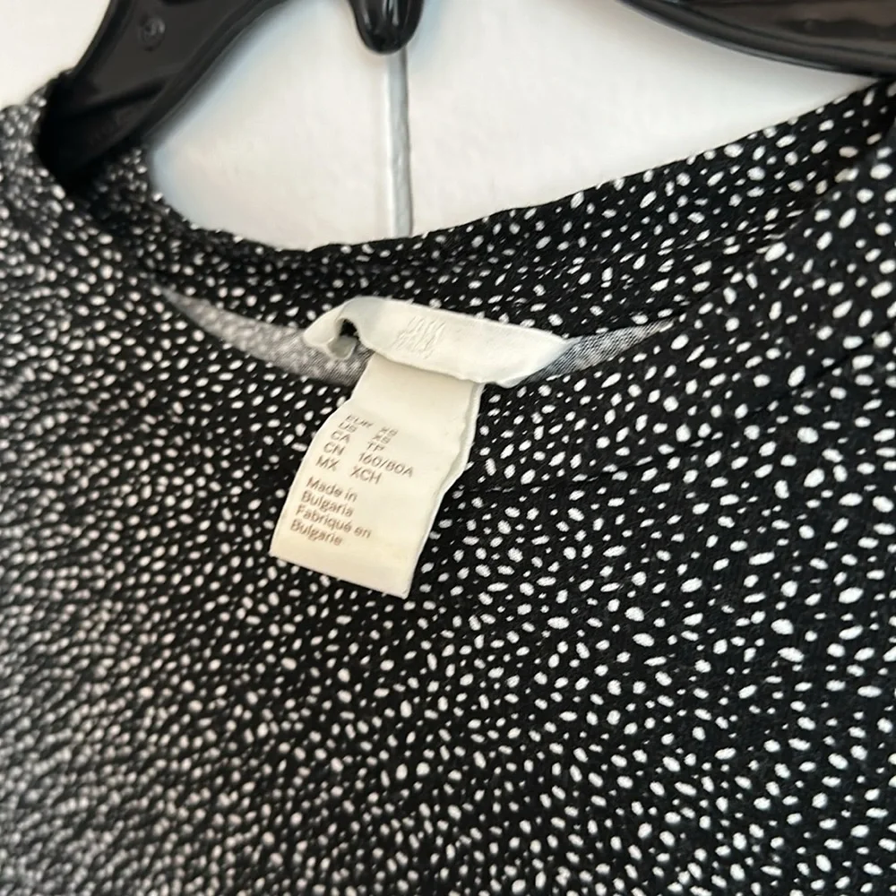 SZ XS, Black & White Fitted 1/2 Sleeve Top - Picture 2 of 3